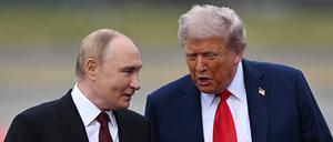 US-Präsident Donald Trump spricht mit dem russischen Präsidenten Wladimir Putin während eines Treffens auf der Joint Base Elmendorf-Richardson in Anchorage, Alaska, USA, 15. August 2025.