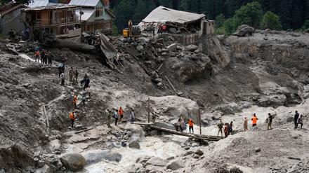 Die Wassermassen überraschten Pilger beim Essen. Mindestens 65 Menschen sind in Kaschmir bei einer Sturzflut gestorben. 