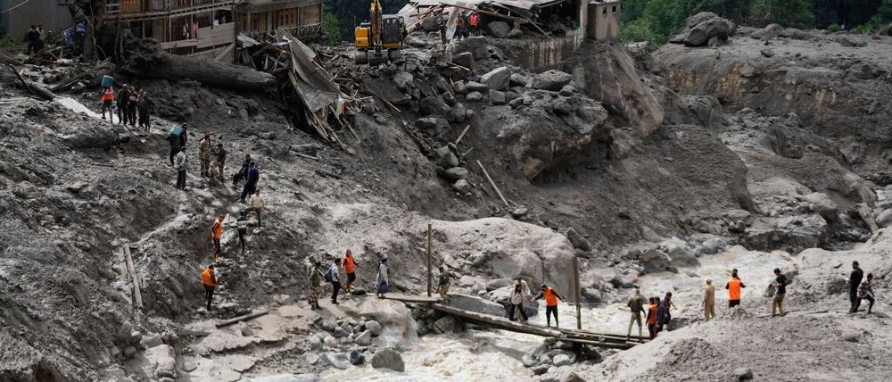 Die Wassermassen überraschten Pilger beim Essen. Mindestens 65 Menschen sind in Kaschmir bei einer Sturzflut gestorben. 