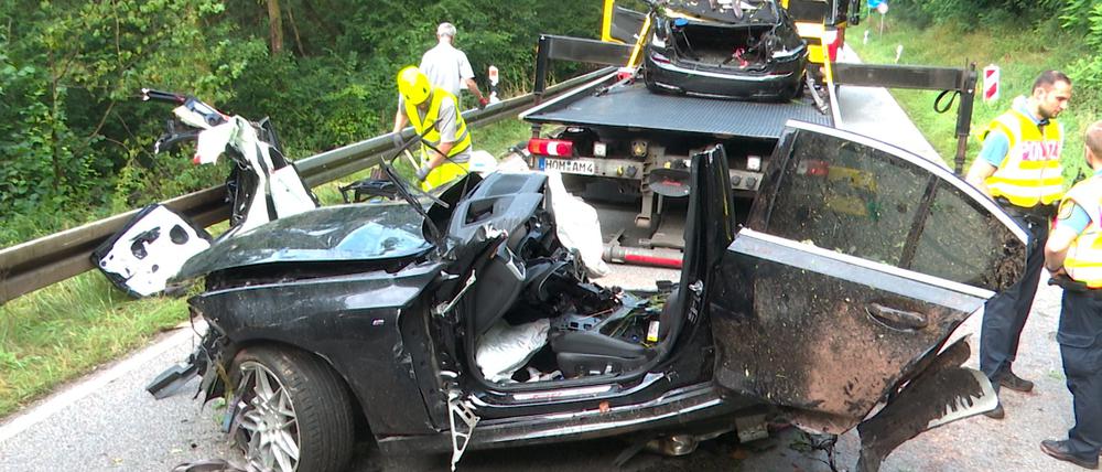Zwei junge Menschen sterben bei dem Unfall auf der Landstraße.