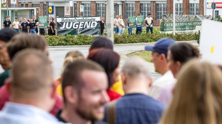 Die beiden Demonstrationen stehen sich an einem Kreisverkehr gegenüber. 
