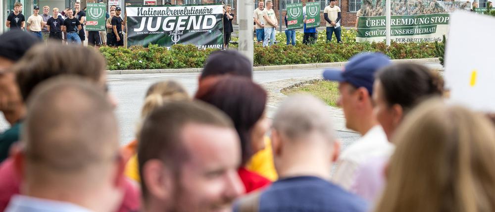 Die beiden Demonstrationen stehen sich an einem Kreisverkehr gegenüber. 