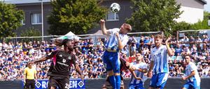 Jordan Torunarigha (li) und der HSV sehen ganz schlecht aus 