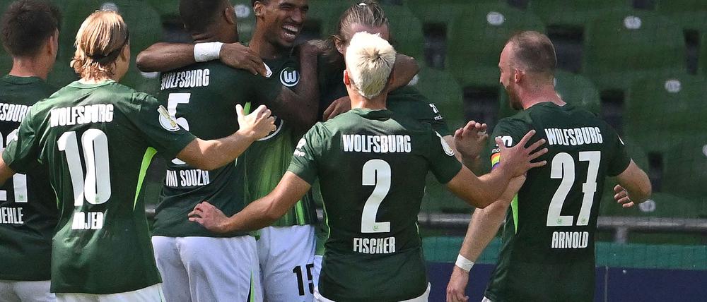 Der kurz zuvor eingewechselte Moritz Jenz (4.v.l.) traf zur Wolfsburger Führung.