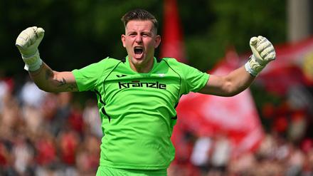 Der Mann des Tages: Illertissens Torwart Michel Witte hält zwei Elfmeter.