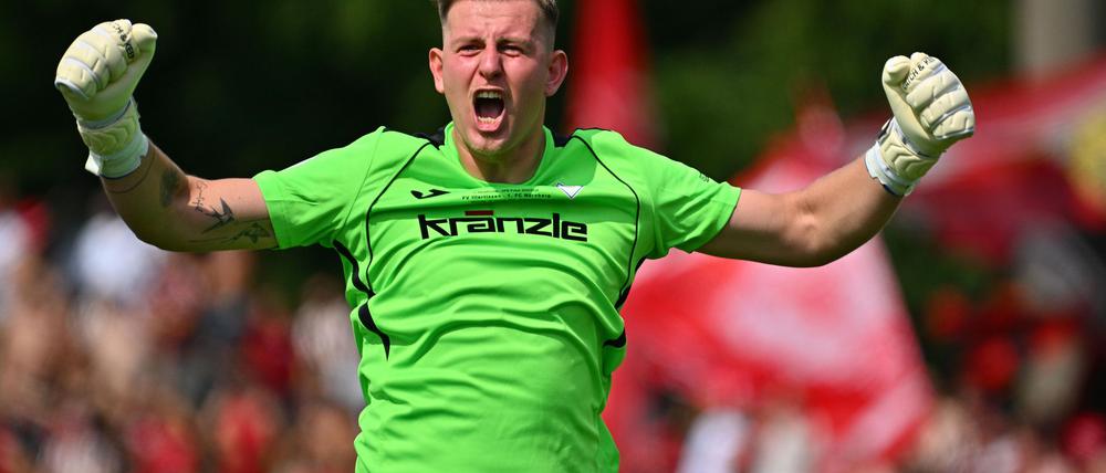 Der Mann des Tages: Illertissens Torwart Michel Witte hält zwei Elfmeter.