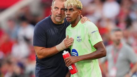 Hansi Flick (l) mit seinem Starspieler Lamine Yamal.