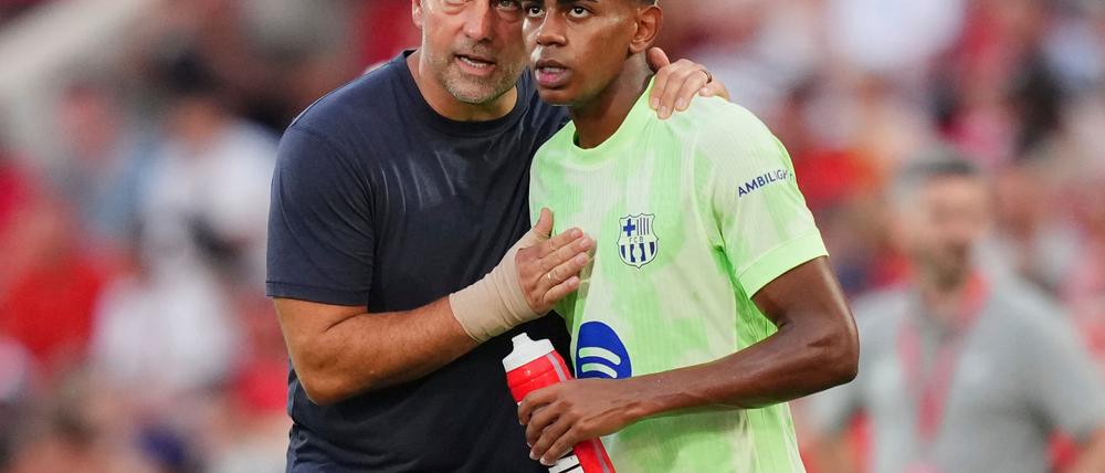 Hansi Flick (l) mit seinem Starspieler Lamine Yamal.