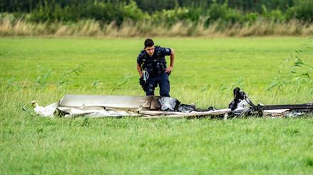 Ein Polizist arbeitet an der Unfallstelle.