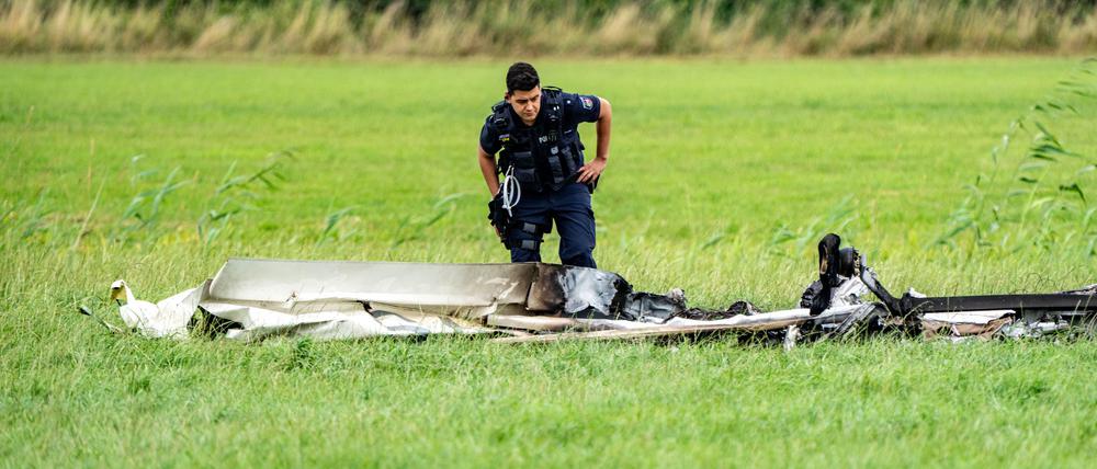 Ein Polizist arbeitet an der Unfallstelle.