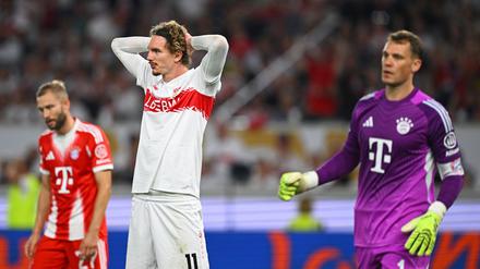 Nick Woltemade scheiterte in Hälfte eins an Manuel Neuer (r).