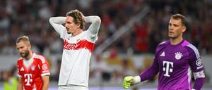 Nick Woltemade scheiterte in Hälfte eins an Manuel Neuer (r).
