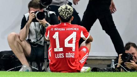 Bayerns Luis Díaz bejubelt sein Tor zum zwischenzeitlichen 2:0 in Stuttgart.