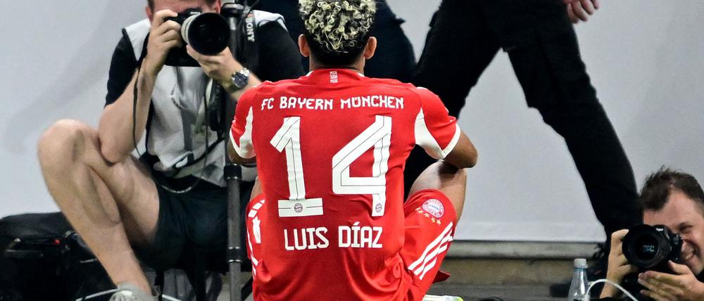 Bayerns Luis Díaz bejubelt sein Tor zum zwischenzeitlichen 2:0 in Stuttgart.