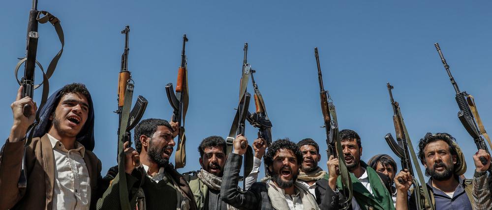 Bewaffnete Huthi-Mitglieder demonstrieren gegen Israel und die USA. (Archivbild)