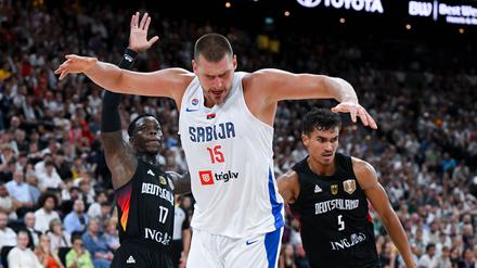 Bei der EM der größte deutsche Rivale: Serbien mit Nikola Jokic (in weiß).