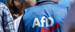 Mann mit AfD-Weste auf einer Kundgebung in Ludwigshafen.