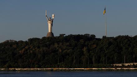 Blick auf die Mutter-Heimat-Statue in der ukrainischen Hauptstadt Kiew.