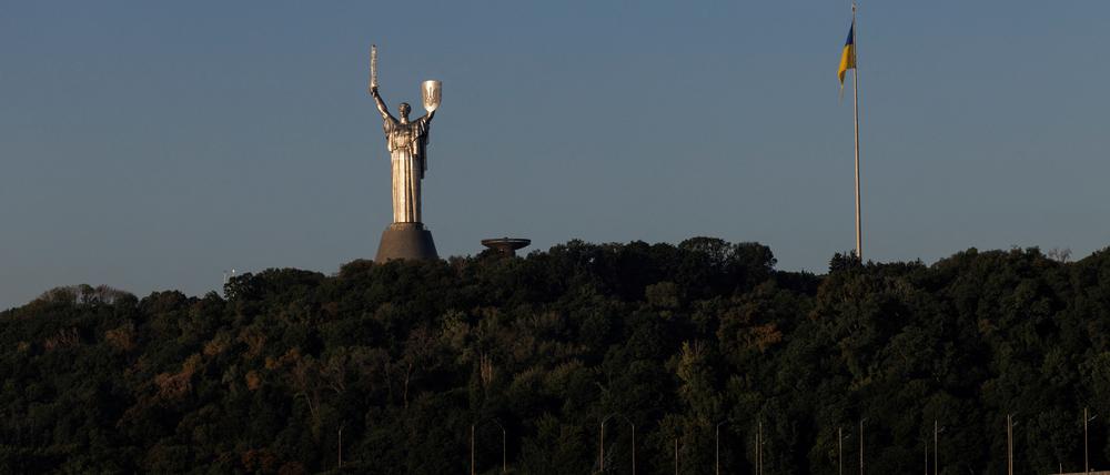 Blick auf die Mutter-Heimat-Statue in der ukrainischen Hauptstadt Kiew.