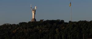 Blick auf die Mutter-Heimat-Statue in der ukrainischen Hauptstadt Kiew.