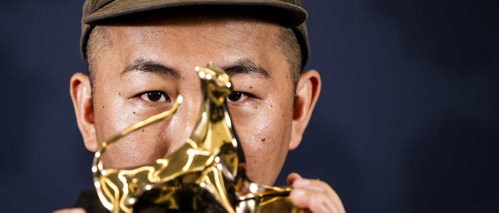 Gewinner des Goldenen Leoparden. Der japanische Regisseur Sho Miyake, posiert mit der Auszeichnung für seinen Film „Tabi to Hibi“ (Two Seasons, Two Strangers).