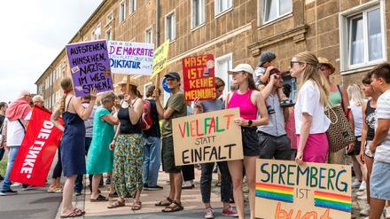 Bei der Gegendemo sind Plakate im Einsatz, auf denen steht etwa „Spremberg ist bunt“ oder auch „Vielfalt statt Einfalt“.
