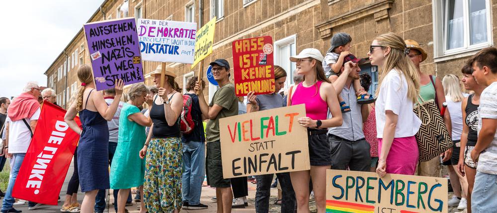 Bei der Gegendemo sind Plakate im Einsatz, auf denen steht etwa „Spremberg ist bunt“ oder auch „Vielfalt statt Einfalt“.