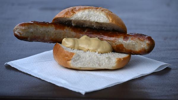 ARCHIV - 29.08.2024, Thüringen, Erfurt: Eine Thüringer Rostbratwurst mit Senf im Brötchen liegt auf einem Tisch. (zu dpa: «Kampf um die (Brat)Wurst? - Forscher finden uralte Urkunde») Foto: Martin Schutt/dpa +++ dpa-Bildfunk +++