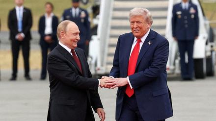 US-Präsident Donald Trump (rechts) empfing seinen russischen Amtskollegen Wladimir Putin freundlich in Alaska.
