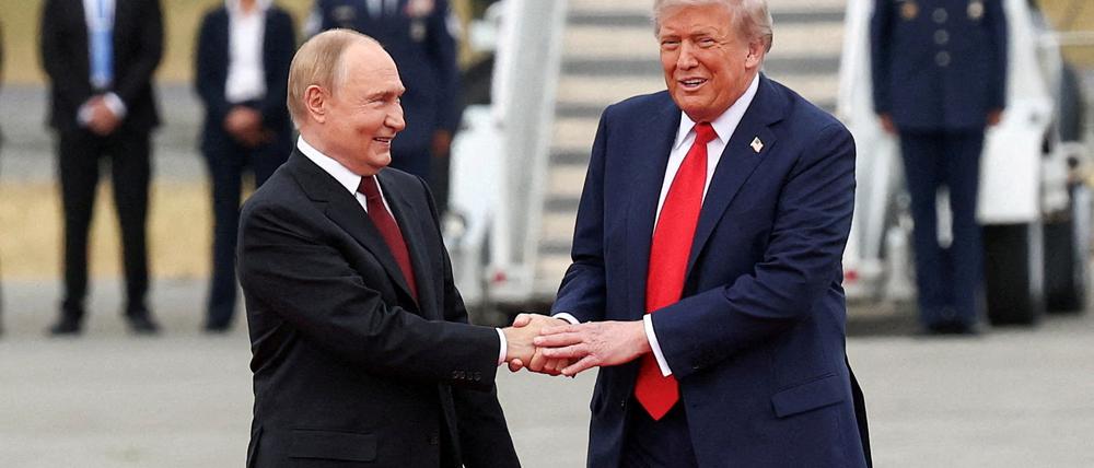 US-Präsident Donald Trump (rechts) empfing seinen russischen Amtskollegen Wladimir Putin freundlich in Alaska.