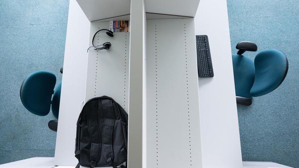 Leerer Büroraum: Flexiblere Arbeitszeitmodelle würden es Beschäftigten erlauben, ihre Arbeitszeit auf weniger Wochentage zu verteilen.