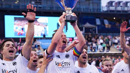 Mats Grambusch mit dem EM-Pokal. 