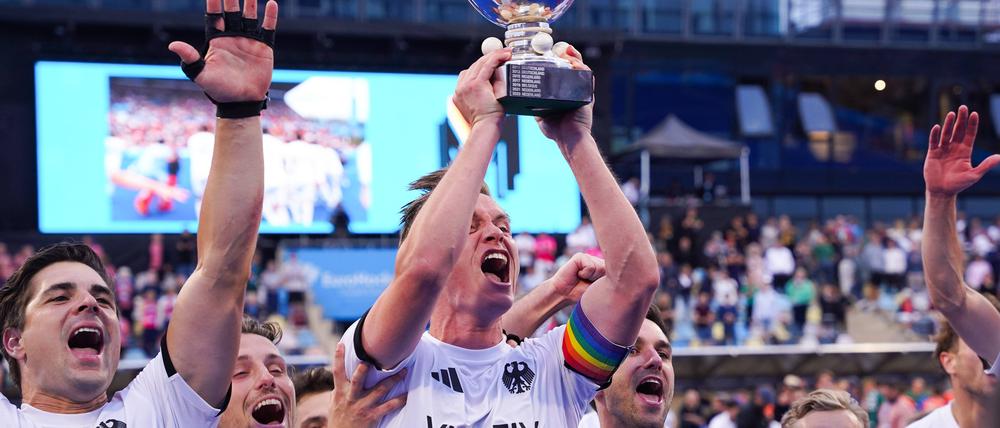 Mats Grambusch mit dem EM-Pokal. 