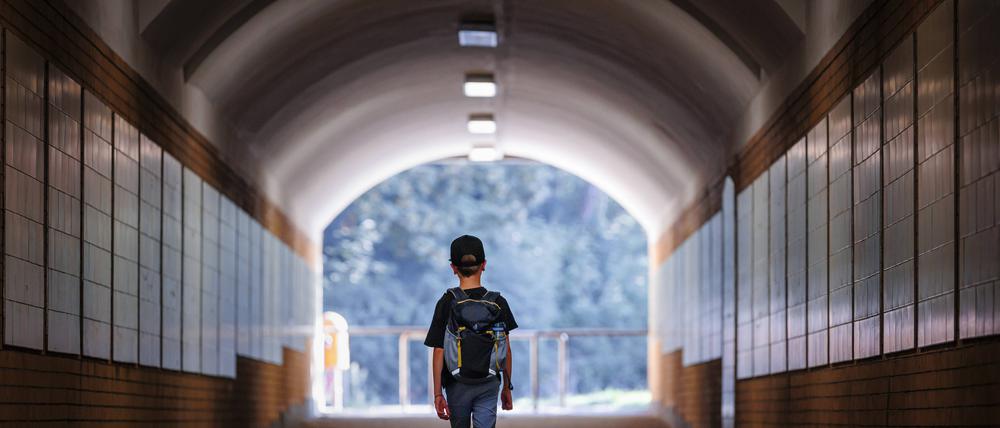Ein Kind läuft allein durch einen Tunnel. (Symbolbild)
