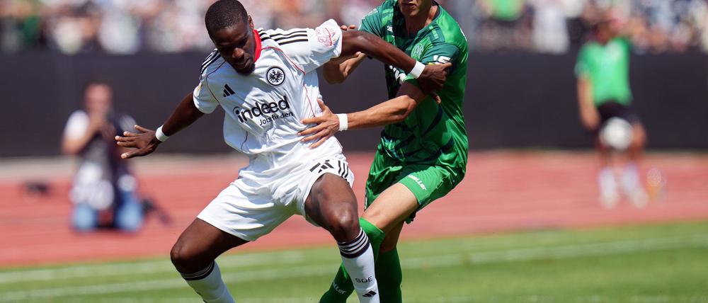 Eintracht Frankfurt um Niels Nkounkou (l) steht in der zweiten Runde des DFB-Pokals.