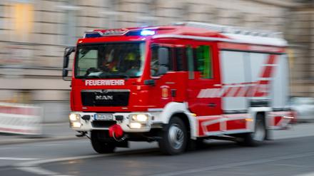 Ein Feuerwehrauto mit eingeschaltetem Blaulicht in Potsdam (Symbolfoto).