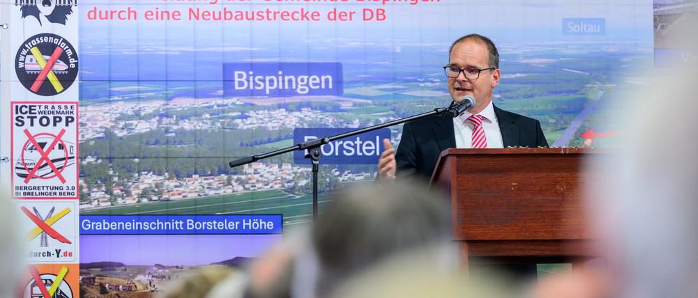 Grant Hendrik Tonne (SPD), Minister für Wirtschaft, Verkehr und Bauen von Niedersachsen, spricht beim „Heidegipfel“ zu dem die Bürgerinitiativen Pro-Alpha-E und der Projektbeirat Alpha-E eingeladen haben.