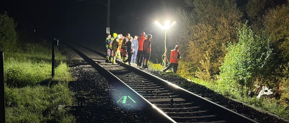 Rettungskräfte stehen an der Unglücksstelle.