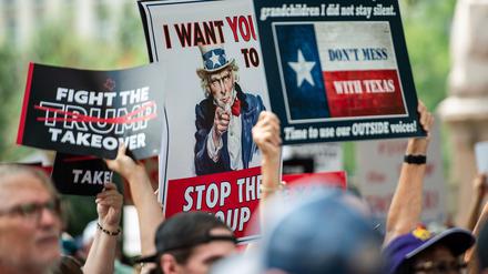 Demonstranten in Austin versammeln sich auf den südlichen Stufen des texanischen State Capitol zum Protest gegen Trumps Politik.