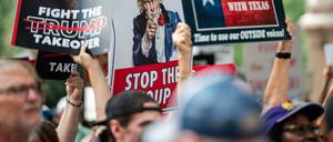 Demonstranten in Austin versammeln sich auf den südlichen Stufen des texanischen State Capitol zum Protest gegen Trumps Politik.