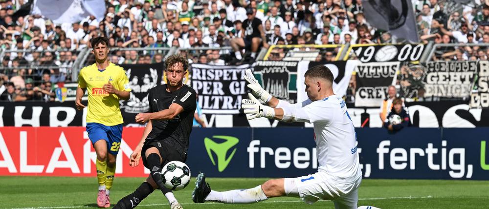 Robin Hack trifft für Gladbach.