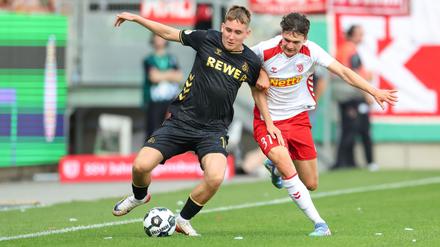 Köln-Neuzugang Isak Johannesson kämpft gegen Regensburg Leo Mätzler um den Ball.
