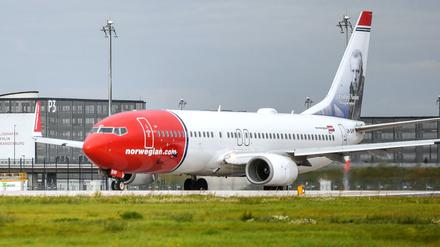 Ein Flugzeug am Flughafen BER: Eine Norwegian-Maschine musste nach dem Start wegen einer Triebwerksanzeige zurückkehren. (Symbolbild)