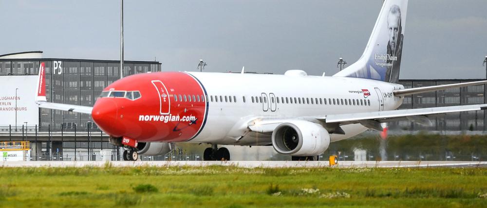 Ein Flugzeug am Flughafen BER: Eine Norwegian-Maschine musste nach dem Start wegen einer Triebwerksanzeige zurückkehren. (Symbolbild)