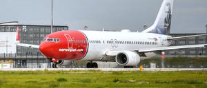 Ein Flugzeug am Flughafen BER: Eine Norwegian-Maschine musste nach dem Start wegen einer Triebwerksanzeige zurückkehren. (Symbolbild)