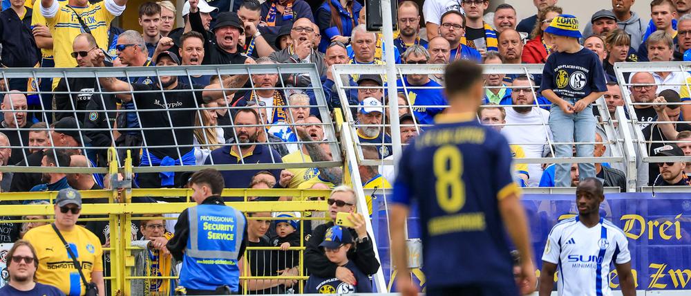  Christopher Antwi-Adjei (r, FC Schalke 04) steht bei einem Einwurf. Der Spieler gab nach dem Spiel an, dabei rassistisch beleidigt worden zu sein.