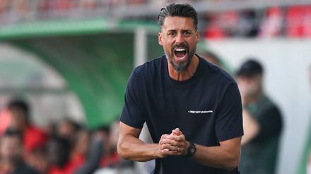 Augsburgs Trainer Sandro Wagner ist mit Leidenschaft bei seinem Debüt im Einsatz. 