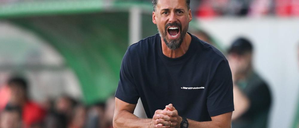 Augsburgs Trainer Sandro Wagner ist mit Leidenschaft bei seinem Debüt im Einsatz. 