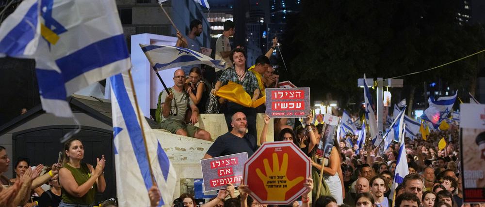 Große Menschenmengen demonstrierte nach Angaben der Organisatoren für die Freilassung der Geiseln aus der Gewalt der Hamas und ein Ende des Gaza-Kriegs. 