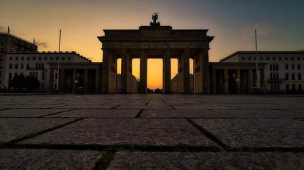Das Brandenburger Tor beim Sonnenaufgang.